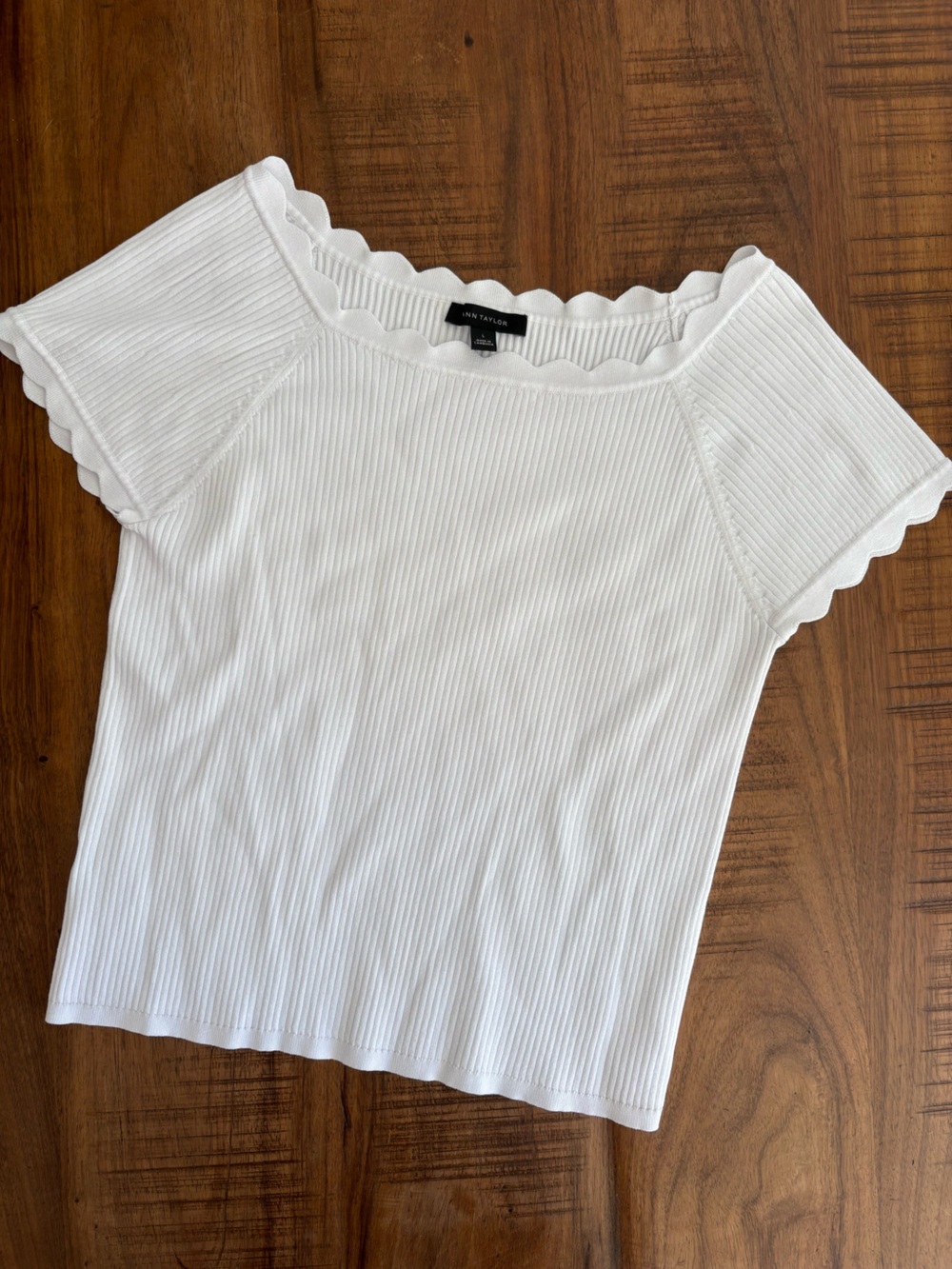 Adorable Ann Taylor White Ribbed Short Sleeve Top with Scallop Trim L